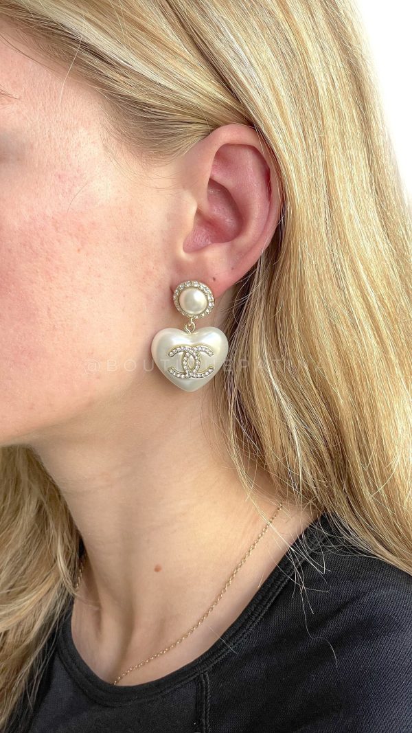 Chanel 21A Pearl Crystal CC Heart Drop Earrings Coco Neige Hot on Sale